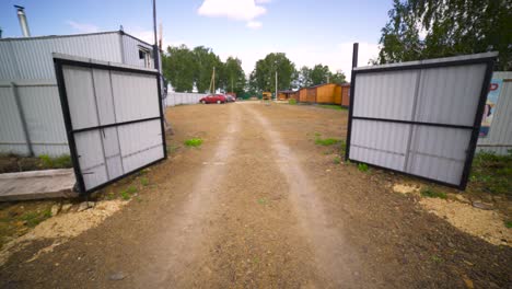 sitio de construcción con casas de madera y cobertizos metálicos