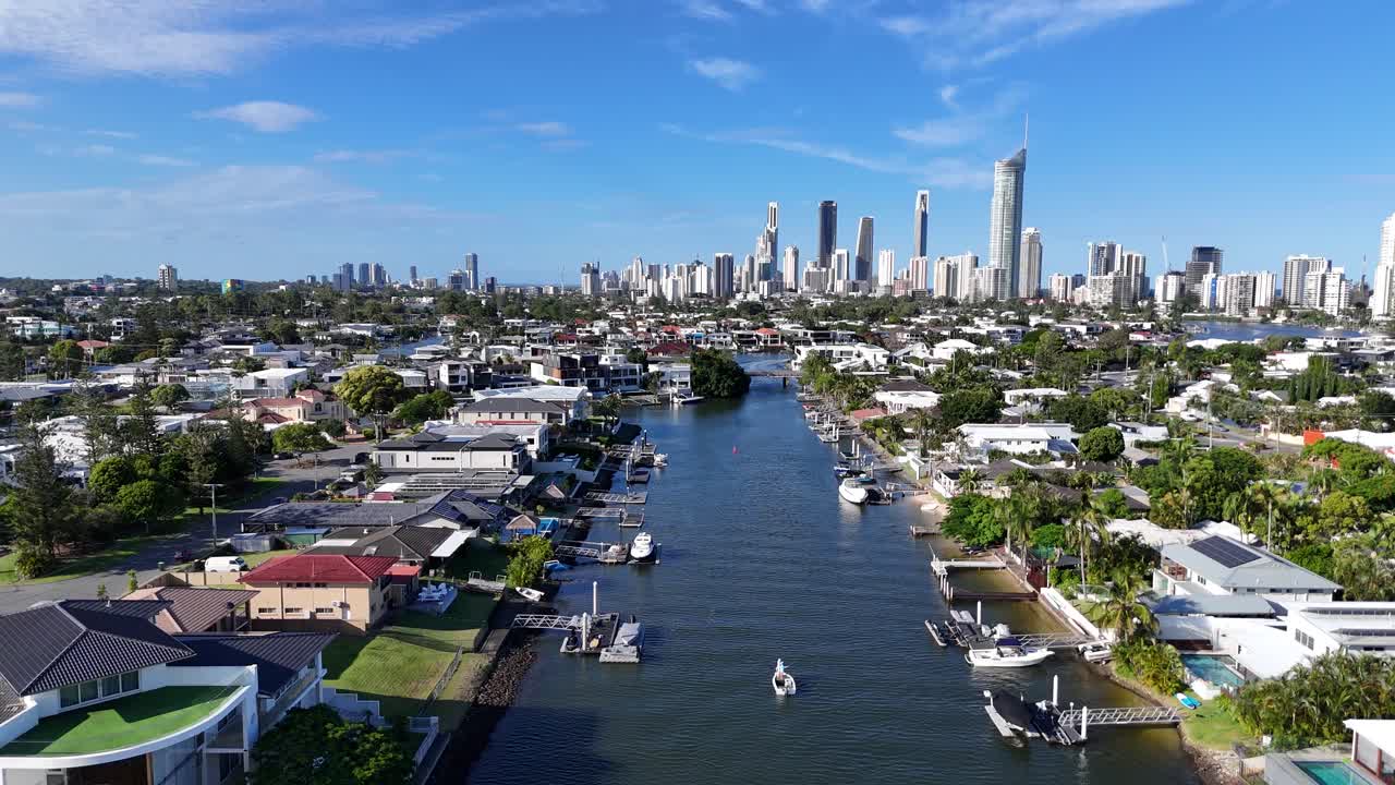 드론은 경치 좋은 수로와 도시 스카이 라인을 포착합니다.