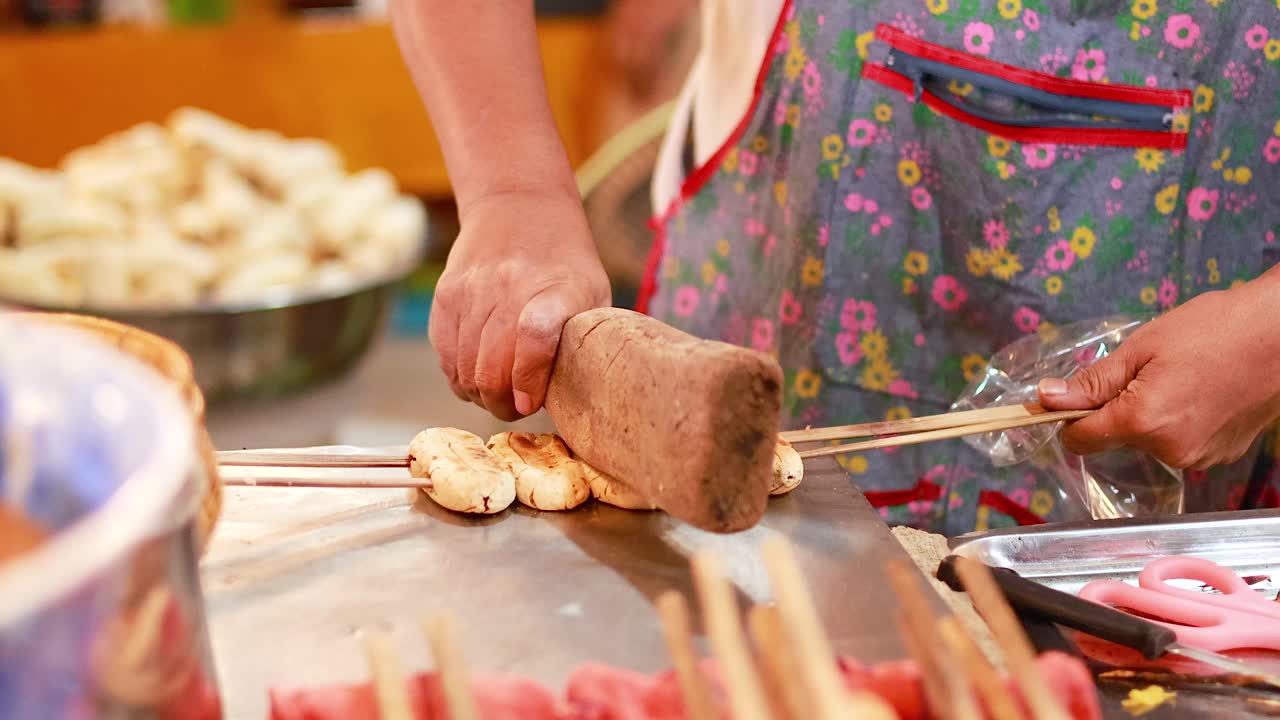 방 의 떠다니는 시장 에서 바나나 를 는 판매자