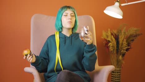 la mujer joven a dieta hace una elección.