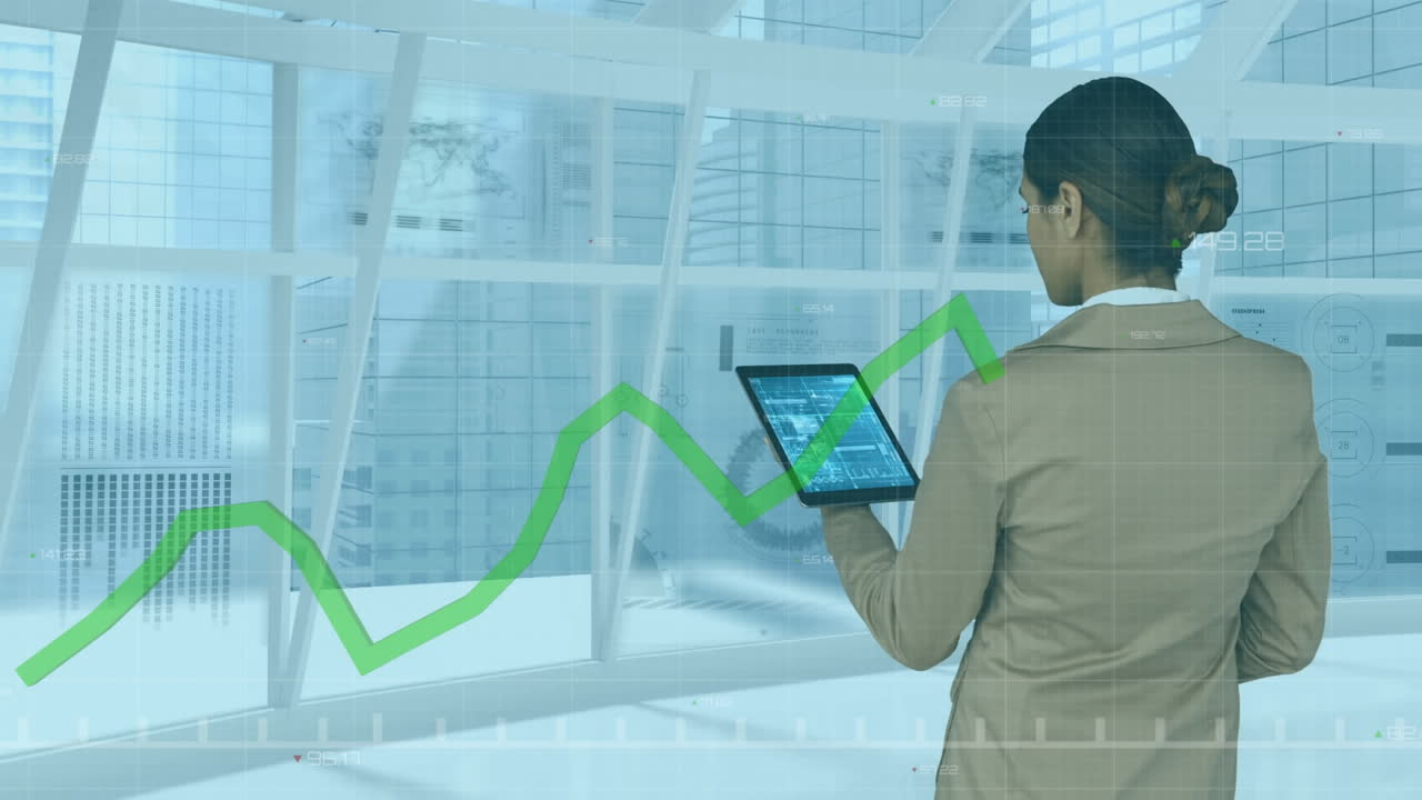 animación del procesamiento de datos estadísticos sobre una mujer de negocios biracial usando una tableta digital en la oficina.