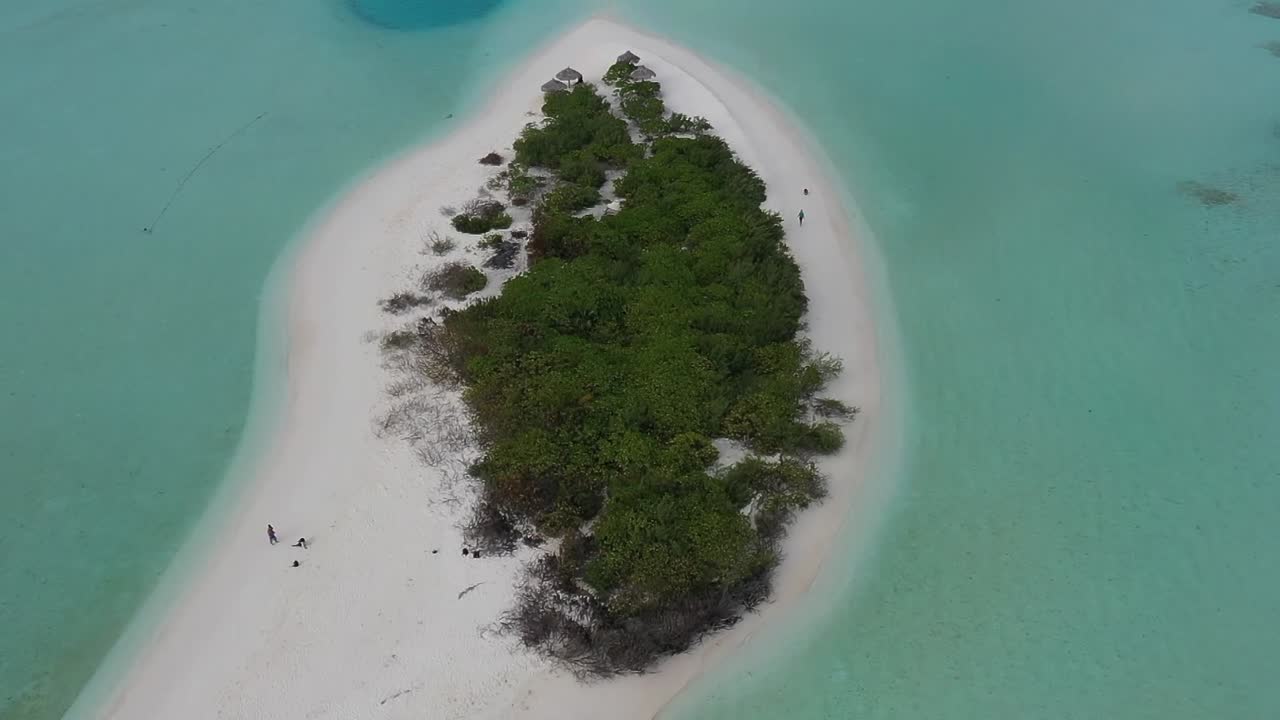 Vista aérea de una isla natural aislada de Maldivas