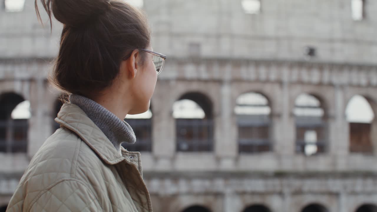 mujer visitando el coliseo en roma
