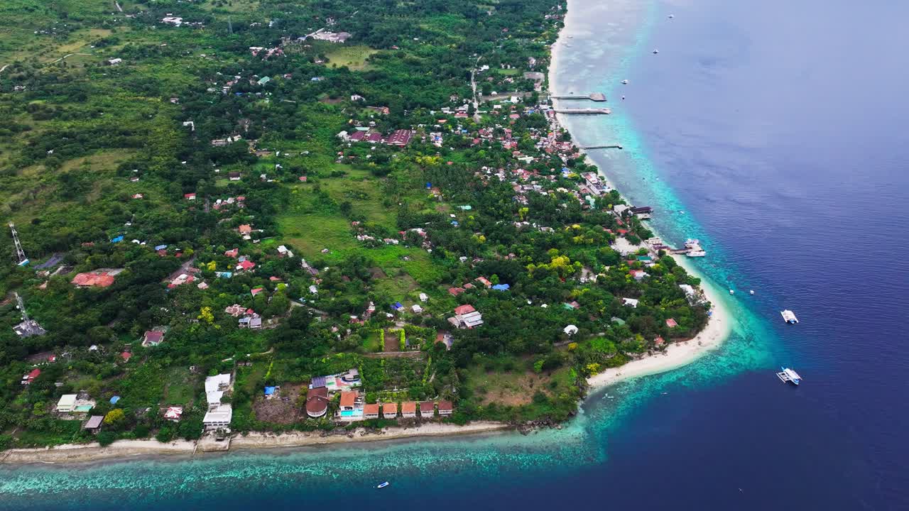 Litorale turchese e insediamento costiero a Santander Cebu, Filippine, ripresi dall'alto