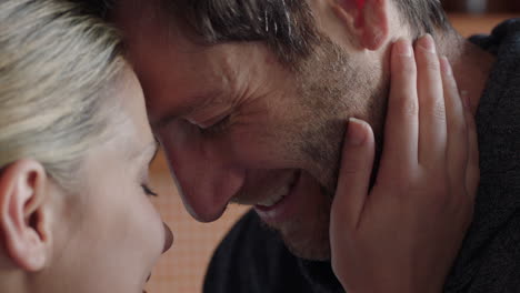 pareja feliz abrazándose disfrutando de una relación romántica compartiendo una conexión íntima mostrando afecto