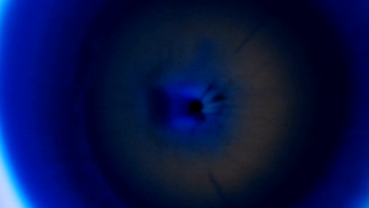 Blå, blå, blå, meget blå, intens blå, ægte blå, masser af blå, så blå, blåBlå, blåblåblå, blå2, ja blå, her blå, se blå, blå fornemmelse – et helt naturligt abstrakt videoklip