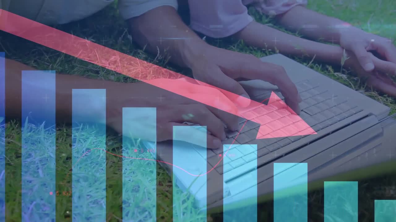 ⁇ 은 화살표의 애니메이션과 노트북을 사용하는 사람 위의 통계 처리