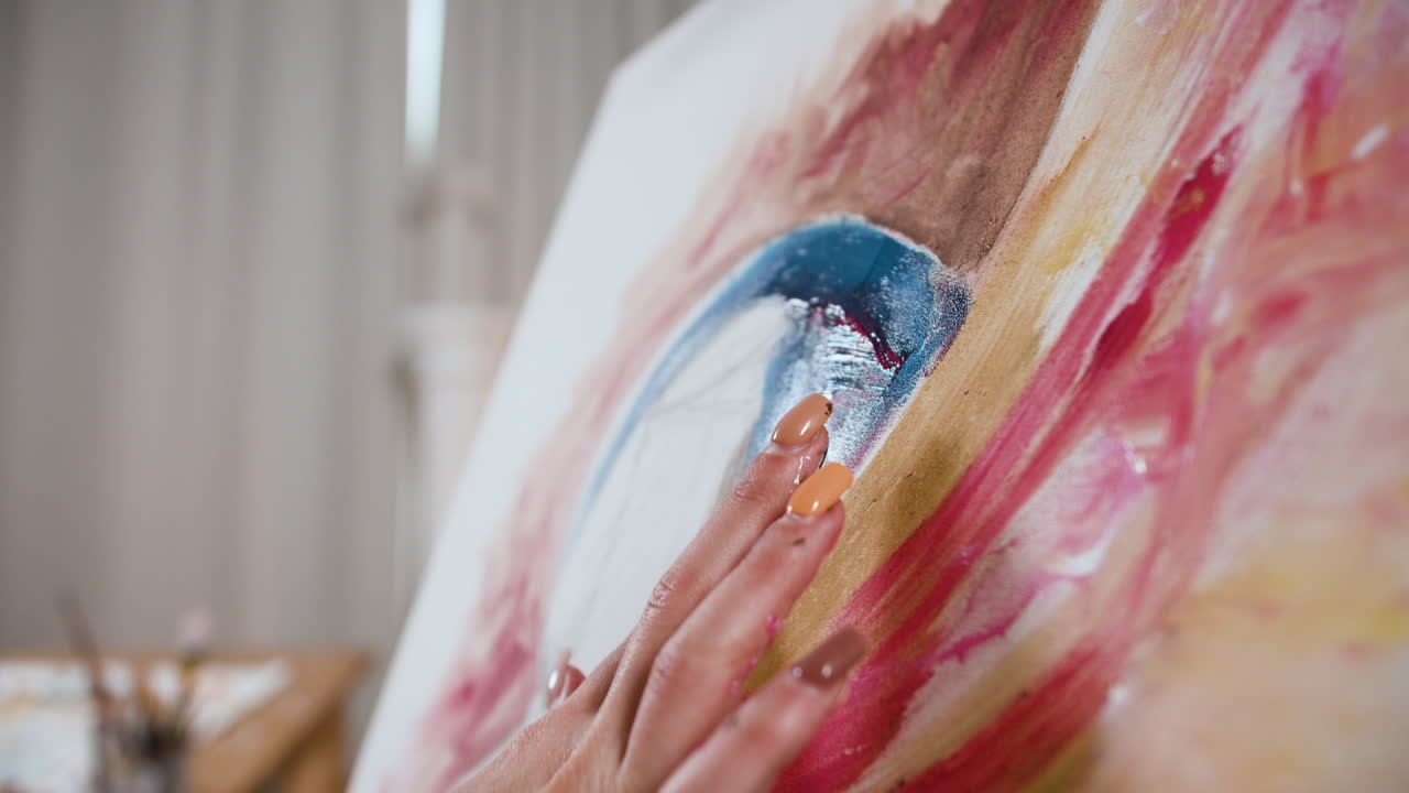 한 여성이 걸작을 만들고 있습니다.