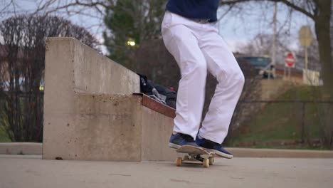 persona hace un tobogán de nariz heelflip en el skatepark