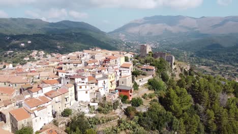 Vista-Aérea-Del-Pueblo-De-Camerota-En-La-Cima-De-Una-Colina-En-Las-Montañas-De-Los-Apeninos,-Italia