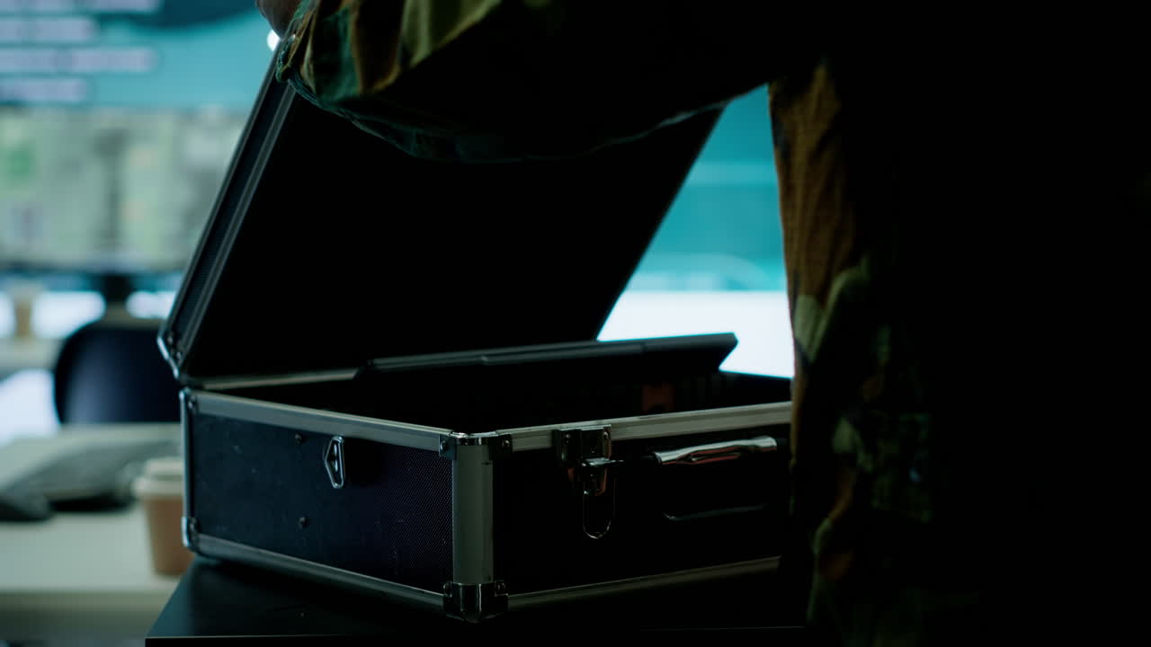 통제실에 있는 군인들은 데이터 통합을 위해 정보 수집을 하고 있습니다.