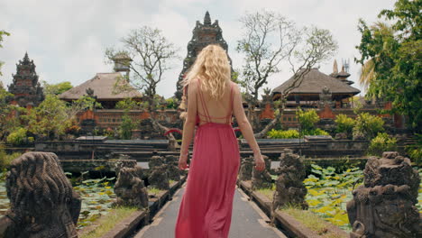 Reisefrau-Erkundet-Den-Saraswati-Tempel.-Touristin-Im-Reiseurlaub.-Besichtigung-Der-Schönen-Alten-Kultur-Von-Bali,-Indonesien,-4K