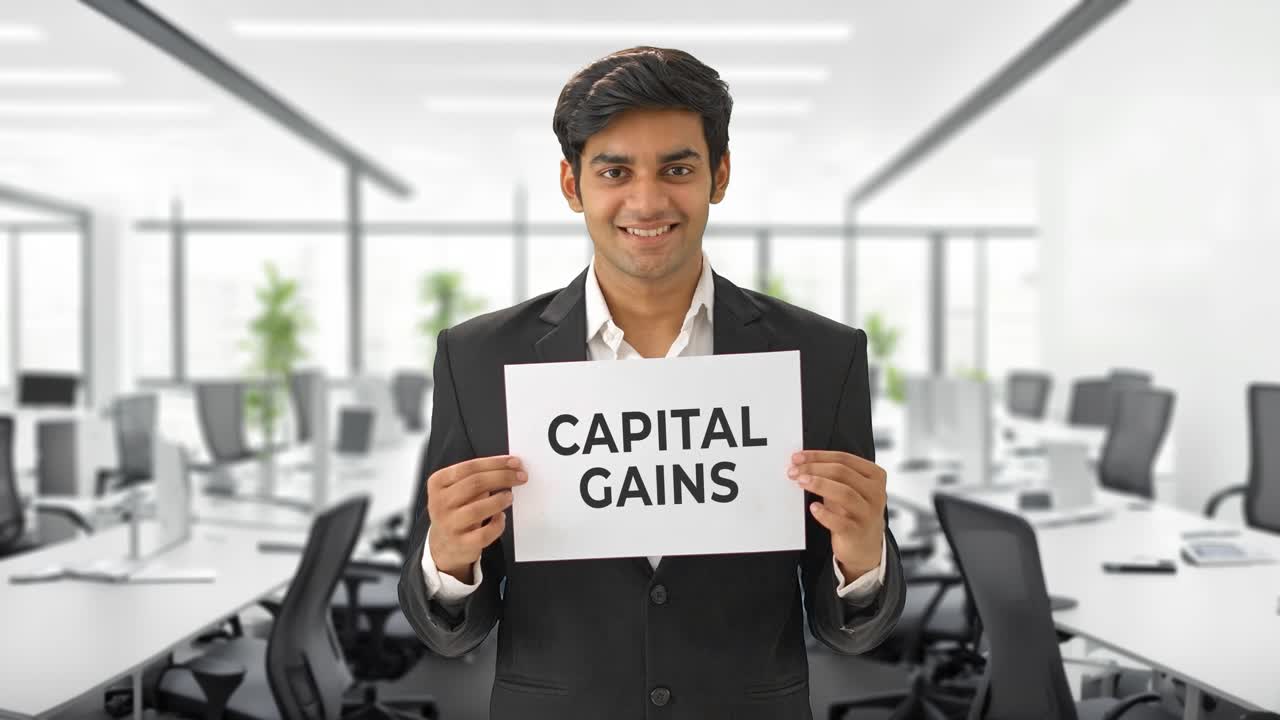 Heureux manager indien tenant une bannière "PLUS-VALUES"