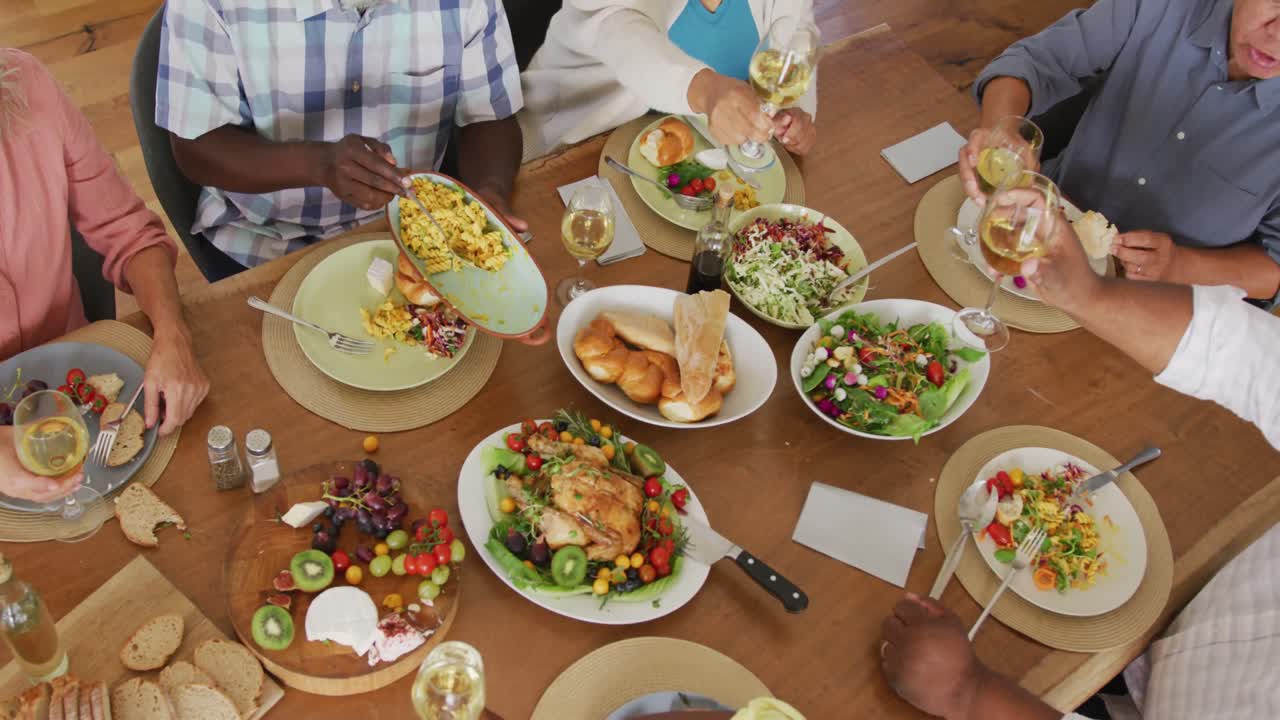 personas mayores felices y diversas cenando en el hogar de ancianos