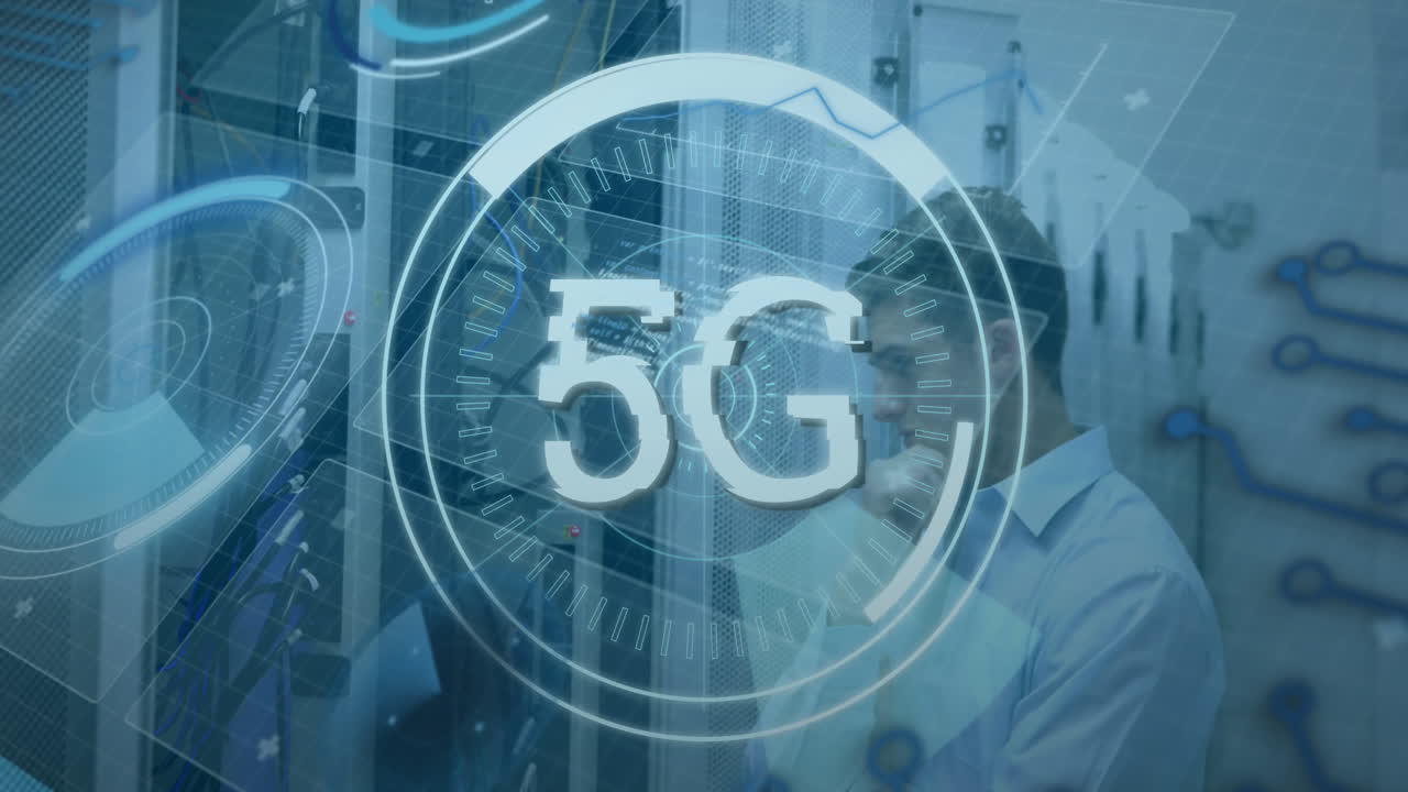 animación de texto 5g, base de datos, radares, técnico caucásico confundido mirando el almacenamiento del servidor.