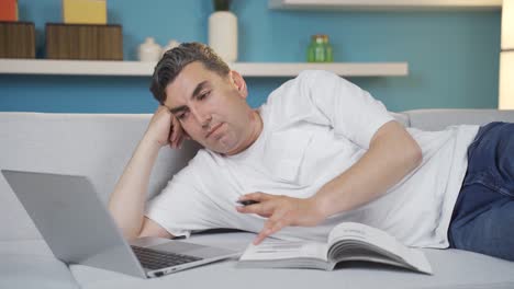 hombre dirigiendo su negocio en casa con una postura relajada.