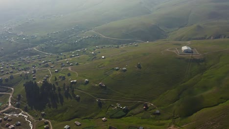 Blick-Von-Der-Drohne-Auf-Abfallende-Hügel,-Die-Von-Sommerdörfern-Im-Bergigen-Adjara,-Georgia,-Besiedelt-Sind