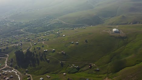 vista desde un dron en colinas inclinadas asentadas por pueblos de verano en la montañosa adjara, georgia