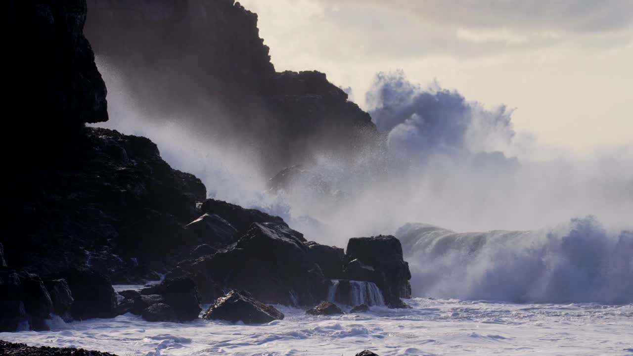 cámara lenta extrema de hermosas olas del océano chocando contra kaiaka rock molokai hawaii 7