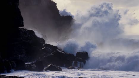 美麗的海浪在極慢的動作中撞擊kaiaka rock molokai夏威夷7