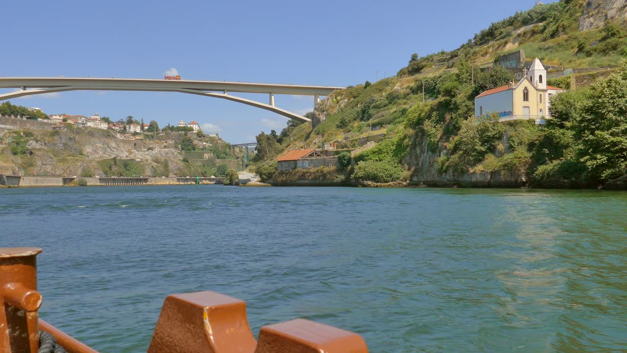 포르투갈 의 그레이터 포르토 에 있는 폰테 인판테  ⁇  헨리크 와 함께 도우로 강 을 가로지르는 배 를 타고 항해