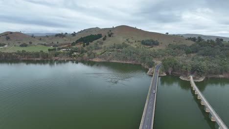 Ruhiges-Wasser-Des-Lake-Eildon-Mit-Bonnie-Doon-Bridge