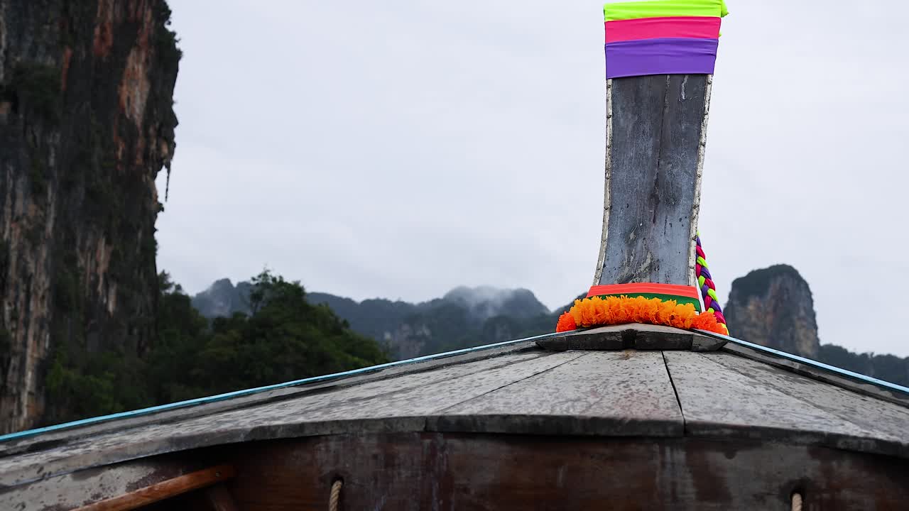 석회암 절벽 과 함께 경치 좋은 보트 타기