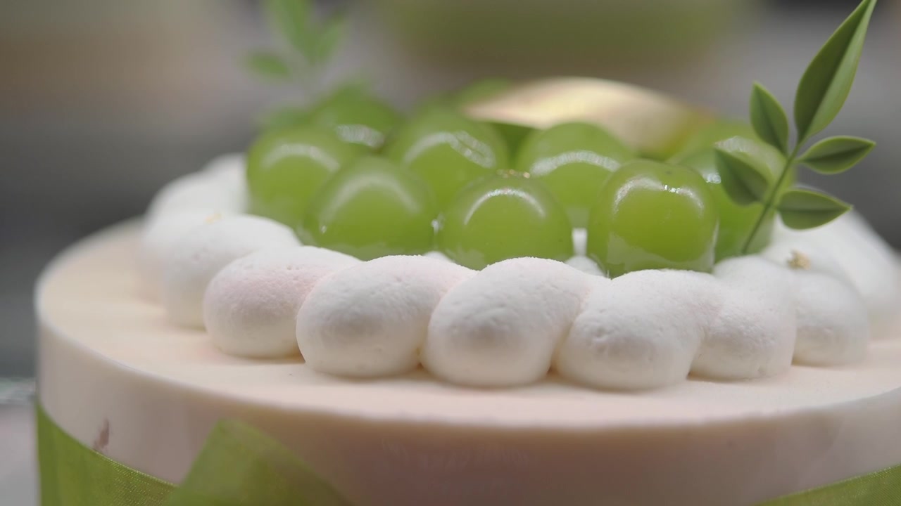 Primo piano di una torta all'uva gourmet con panna montata