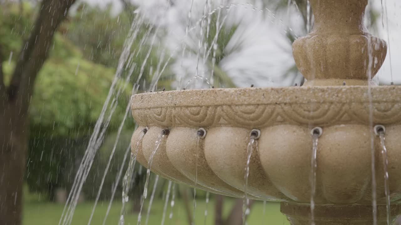 Vue rapprochée d’un bassin de fontaine en pierre avec de l’eau en cascade à l’extérieur
