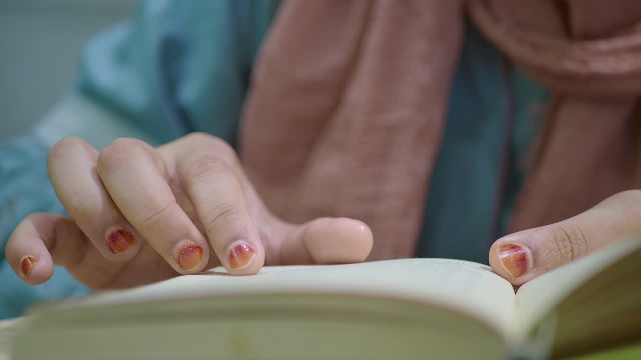 mujer leyendo un libro