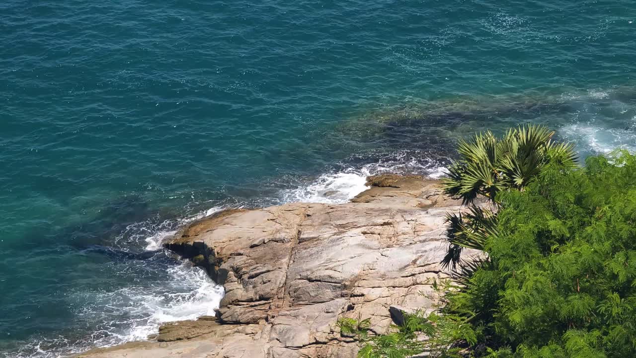 прибрежные скалы и волны