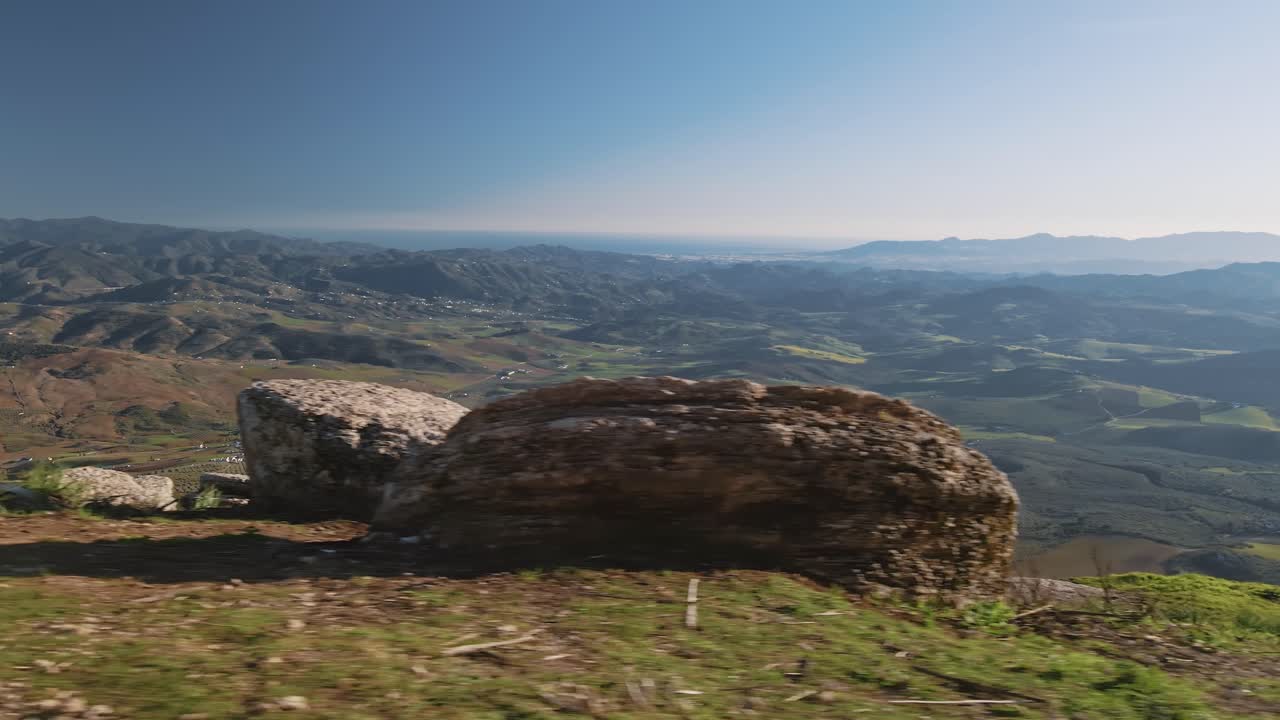 vistas al parque nacional del torcal de antequera en un día azul claro