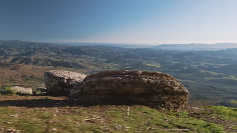 vistas al parque nacional del torcal de antequera en un día azul claro