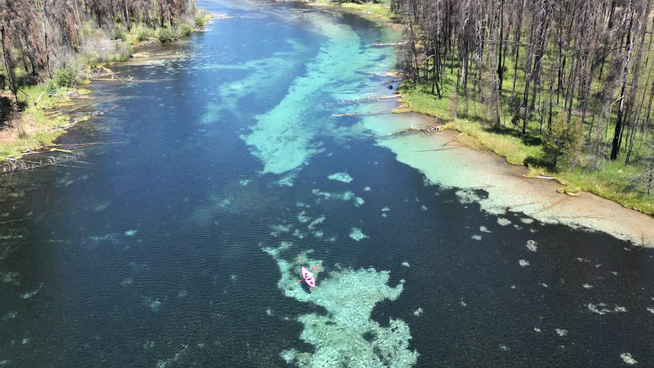 오리건 남부의 아름답고 맑은 바다에서 카약 타기