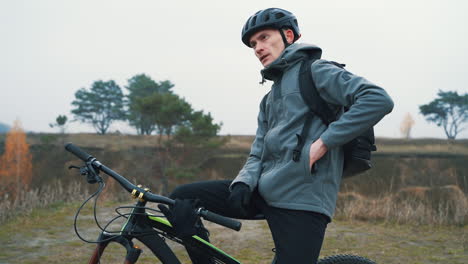 Ciclista-Masculino-Descansa-Y-Usa-Un-Teléfono-Inteligente-Con-Una-Bicicleta-De-Montaña-En-El-Campo