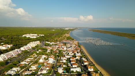 municipio costero el rompido a lo largo del río piedra con puerto deportivo en cartaya, huelva, andalucia, españa