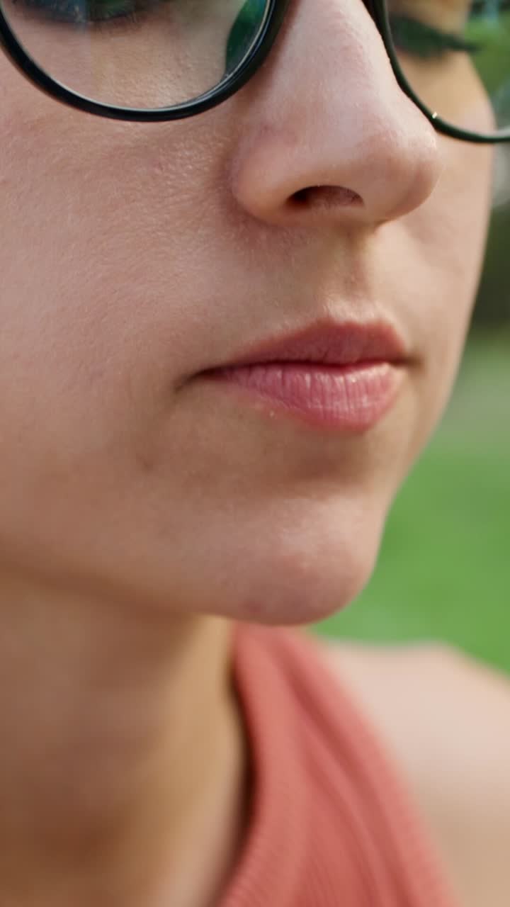 mujer con gafas, vista de cerca de la cara