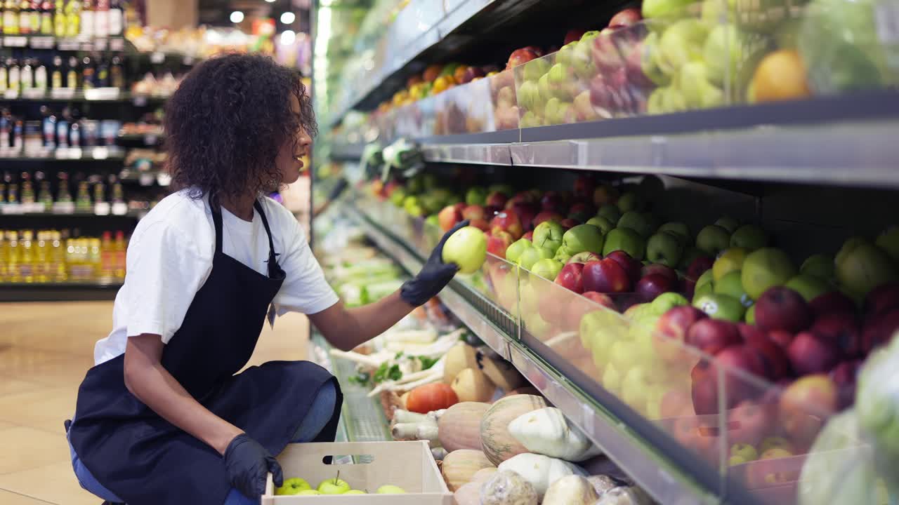 una chica con pies descalzos está caminando a lo largo del borde de una piscina