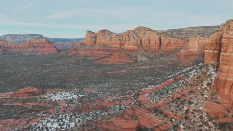 Formación-De-Roca-Roja-En-Sedona,-Arizona-Durante-El-Invierno---Disparo-De-Drones