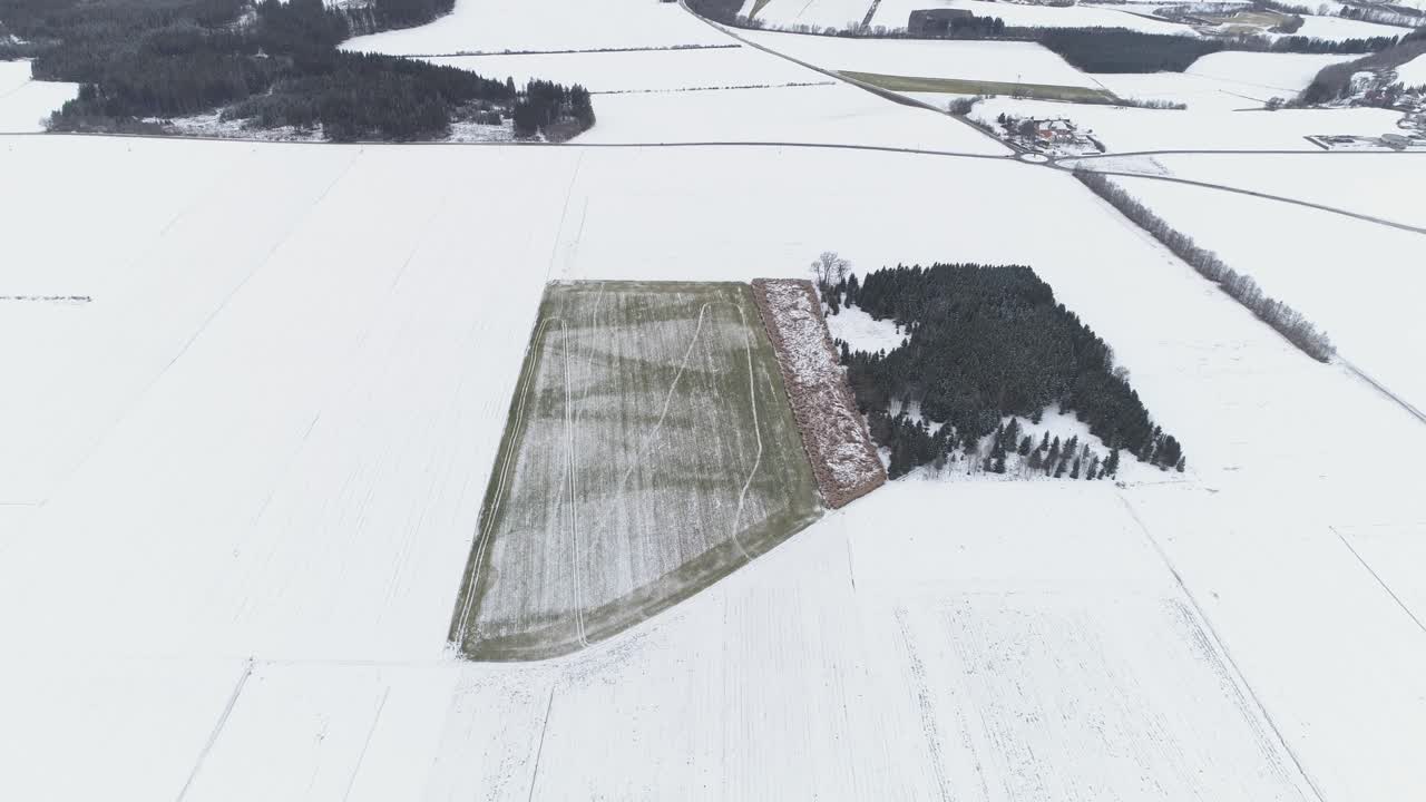 눈 덮인 풍경 속 작은 에이커의 드론 샷