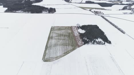 Toma-De-Un-Dron-De-Un-Pequeño-Acre-En-Un-Paisaje-Nevado