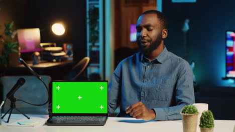 Online-star-reviews-green-screen-laptop