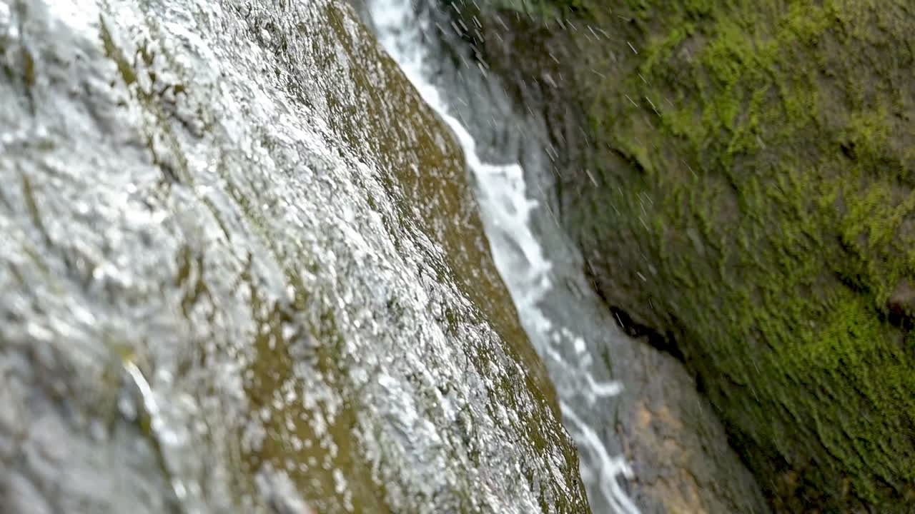 увеличение масштаба водопада в хьюг-пойнт, штат орегон, недалеко от пляжа кэннон