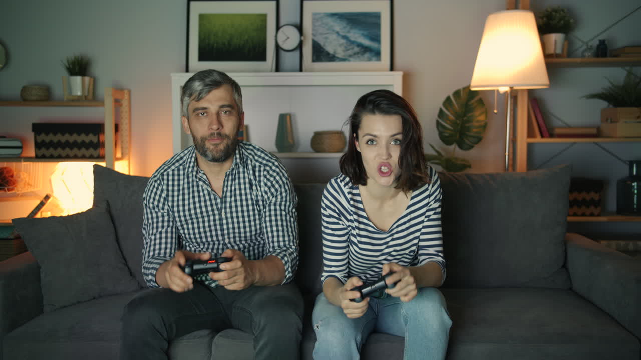 pareja jugando videojuegos en casa