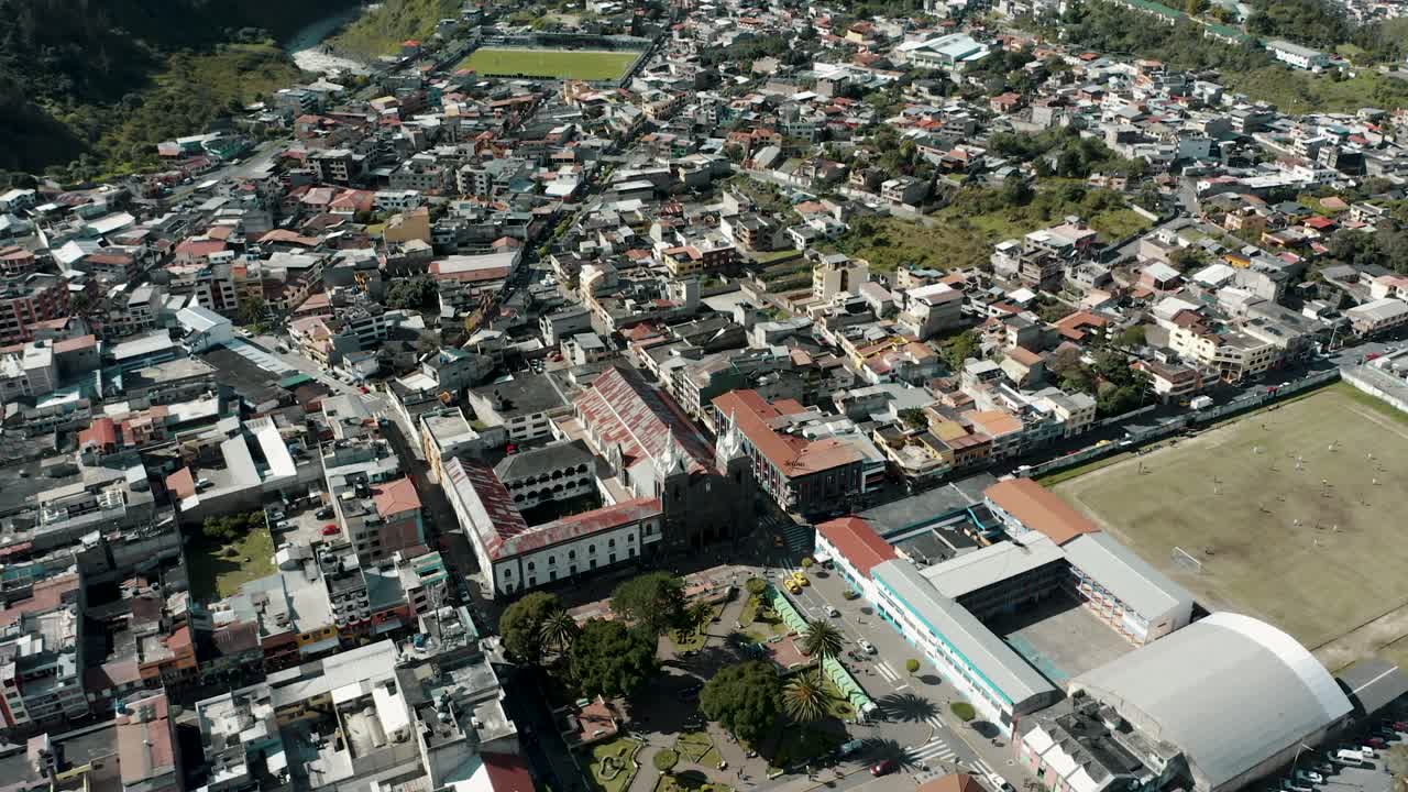 ciudad de baños de agua santa con vistas a la montaña durante el día en tungurahua, ecuador