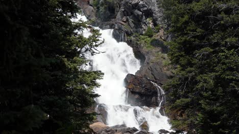 hermosa naturaleza de cerca inclinando hacia arriba la toma de la cascada de las cataratas escondidas en una caminata en el parque nacional grand teton en wyoming, ee.uu.