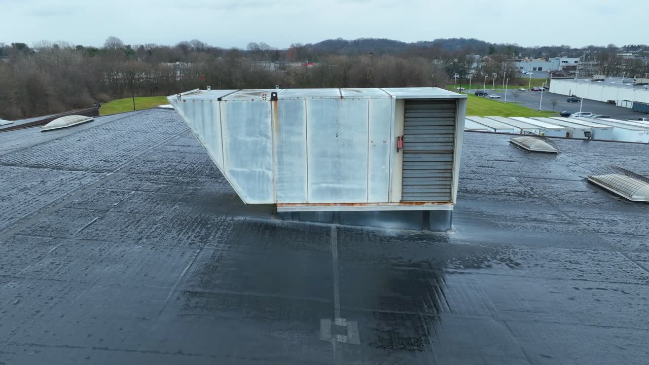 산업용 환기기의 공중 근접 촬영