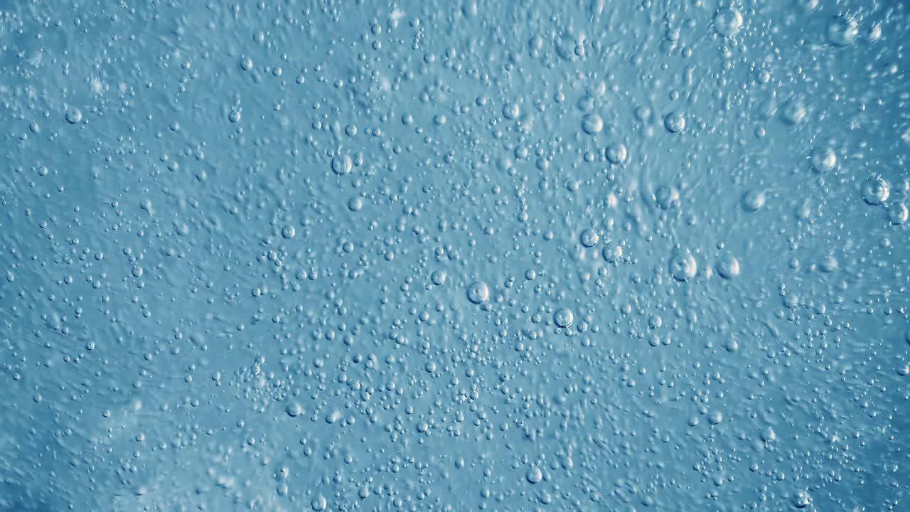 burbujas de oxígeno en el agua sobre un fondo abstracto azul