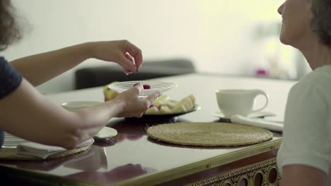 Dos-Mujeres-Desayunando-Juntas.