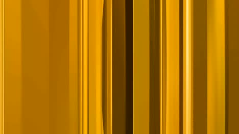 movimiento abstracto ondas de oro material vertical movimiento de flujo, fondo metálico dorado, sin costuras